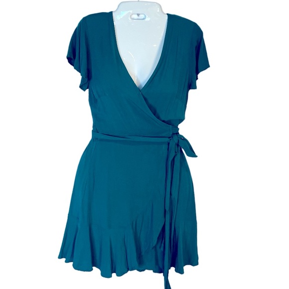 BCBGeneration Dresses & Skirts - BCBGeneration Faux Wrap Mini Dress with Short Flutter Sleeves in Emerald XS